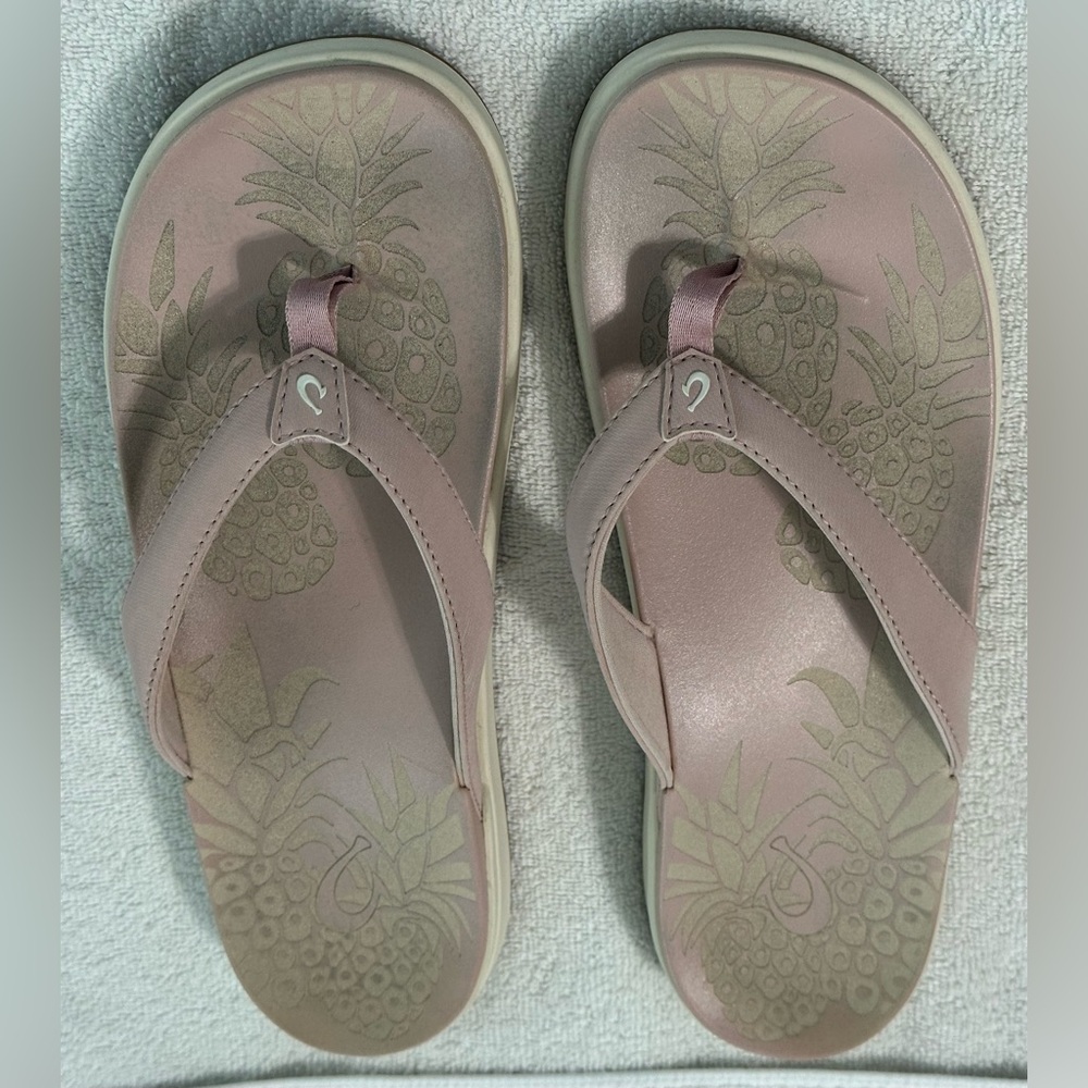 OluKai Nu'a Pi'o women's sandal in a pink clay color w/Pineapple Design Size 10